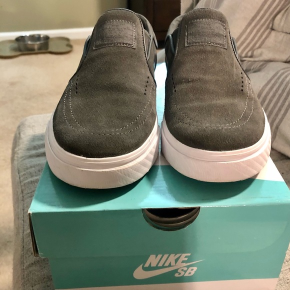 Nike slip on sneaker - Picture 3 of 7